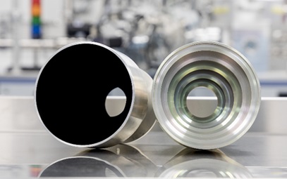  حباب دوربینهای ماهواره ای با پوشش وانتابلک (سمت چپ) و بدون پوشش (سمت راست).